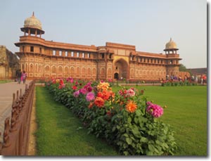 Palacio Jahangir en el fuerte rojo en Agra